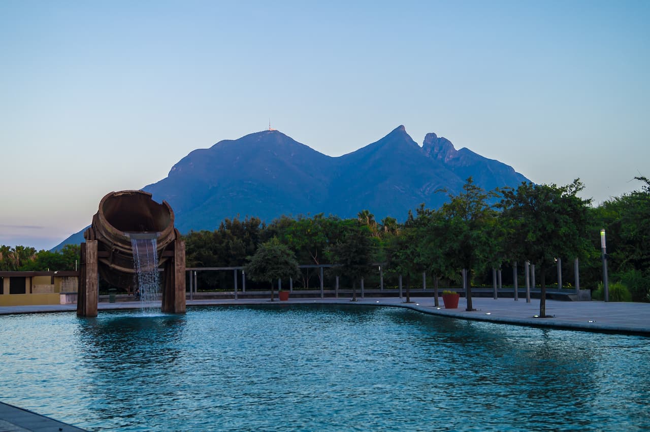 Vista del Cerro de la Silla en Monterrey, destacando la belleza natural de la ciudad.